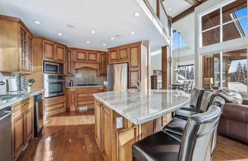 Sun Peaks Ski Chalet | Sasquatch Lodge: Spacious Family Friendly Chalet, 4BR w/Hot Tub and Sauna