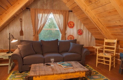 Eureka Springs Cottage | Sassafras Cabin at Lake Lucerne Resort and Ranch