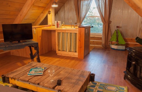 Eureka Springs Cottage | Sassafras Cabin at Lake Lucerne Resort and Ranch