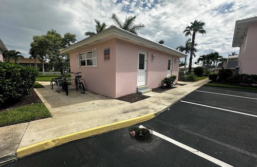 Marco Island Condo | Sassy Studio Condo in Great Central Island Location