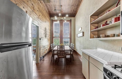 Downtown Apartment | Satchmo: Dwntwn Bryan-Main Street, 2nd floor, King Beds