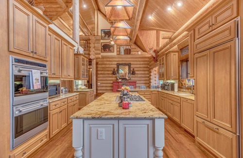 Highlands Cabin | Satulah Vista: Luxe cabin with stunning views minutes from downtown Highlands