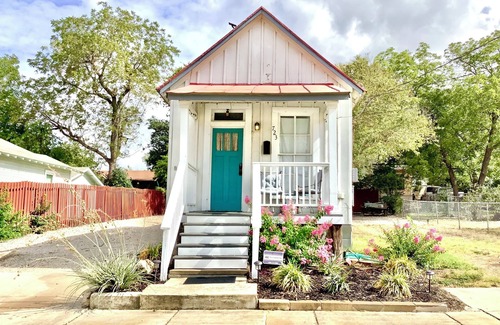 Near East Side House | SATX Tiny Home - Near Alamo, Alamo Dome, & the Historic Pearl