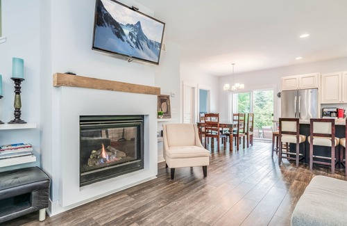 Saugatuck House | Saugatuck: Newer Home ~ On-The-Hill-Steps From Everything!