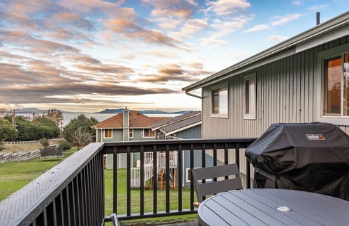 Oak Harbor House | Sauna, Beach, Sunset, Game Room, Peace and Quiet, Fun!