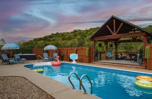 Logan House | Sauna-HeatedPool-Karaoke-SunkenFirepit-GameBarn