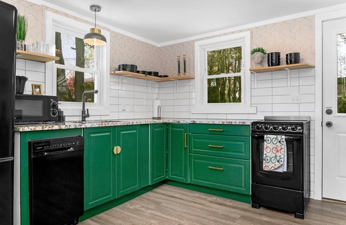 Brevard House | Sauna+Walk downtown + Close to National Forest + Brevard Music Center + king bed