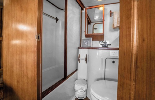 Sausalito Boat Rental | Sausalito Floating Gem: A Charming Stay by the Bay