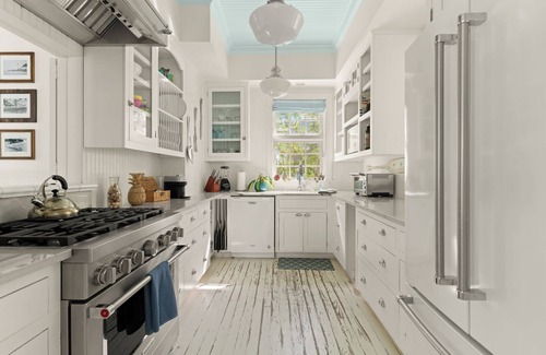 East Beach House | Savannah Cottage SSI- Family-Run- Steps to Beach with Heated Pool & Golf Cart