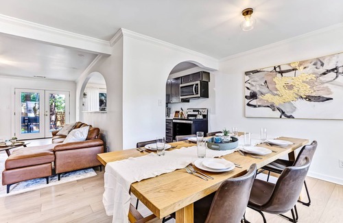 Isle of Hope Historic District House | Savannah Place: Mid-century modern 3 Bedroom Home