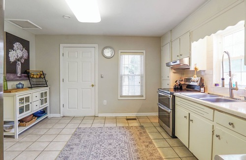 Columbiana House | Save BiG at Cozy Columbiana Cottage!