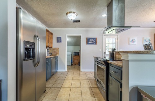 Acworth House | Save Midweek! 3BR Near Lake Acworth & Downtown