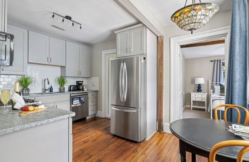 Radcliffeborough Apartment | Savor Southern History at Lewis Court (Suite B)