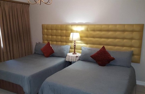 Rondebosch East Bed & Breakfast | Savoy Lodge with Breakfast included! - nice Budget Triple Room 2