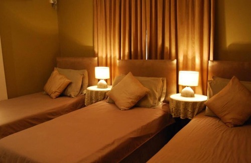 Rondebosch East Bed & Breakfast | Savoy Lodge with Breakfast included! - Budget Triple Room 3