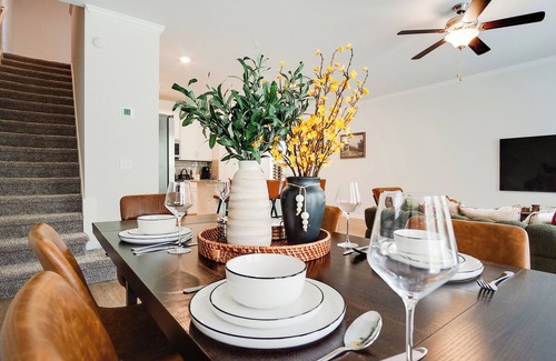 Pooler House | SavvyRetreat KingBed-Pool-Gym-15 Mins to Downtown SAV