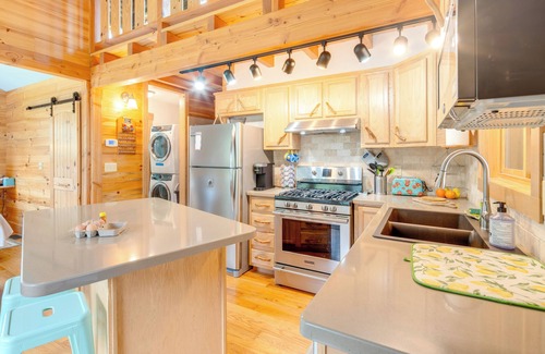 Skyland Cabin | ‘Sawyer’s Cabin’ w/Hot Tub in Blue Ridge Mtns!