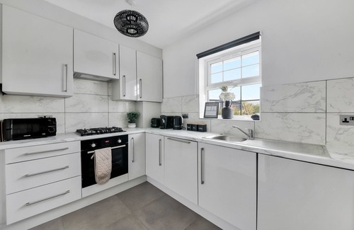 North Acton Apartment | Saxon House, Modern 2 bed, 2 bath, free parking