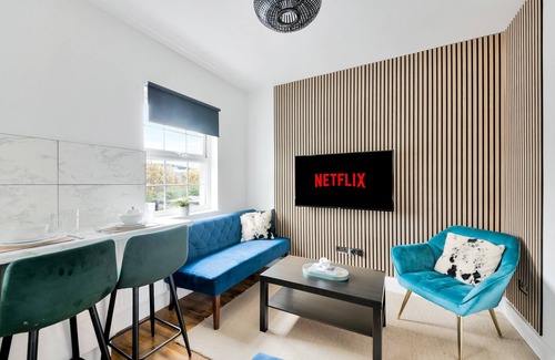 North Acton Apartment | Saxon House, Modern 2 bed, 2 bath, free parking