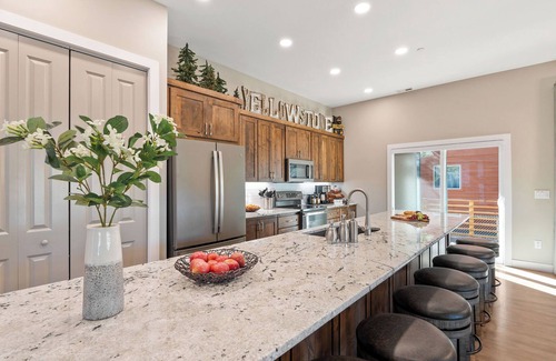 West Yellowstone House | Say Goodbye to Outdated Rentals & Stay in Style less than 1 mi to YNP West Gate!