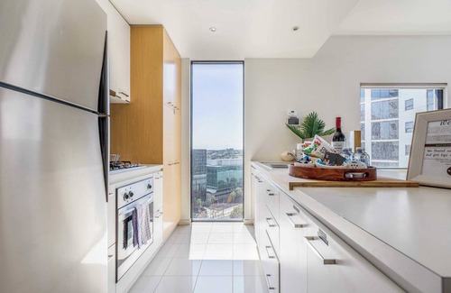 Docklands Apartment | Scandi Boho-Waterfront Views At NewQuay Promenade