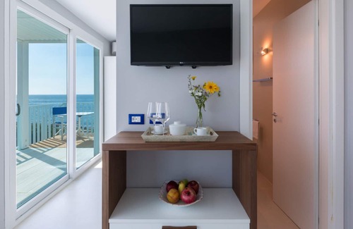 Marina San Gregorio House | Scandinavian lodge on the sea w/ plunge pool (B)