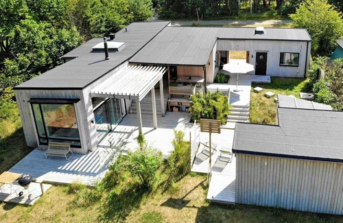 Listarum House | Scandinavian Design Vacation Home. Walk to Beach & National Park!
