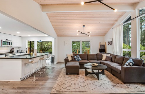 Anderson Island House | Scandinavian gem with large deck, AC, & Riviera Community Club access