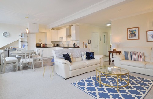 South Cliff Apartment | Scarborough Penthouse, balcony, views, lift & free parking