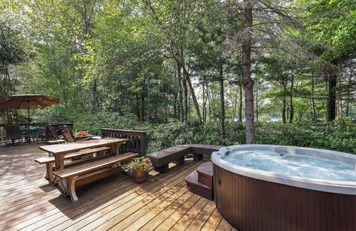 Pocono Pines House | ScatterJoy, the #1 ranked lakefront retreat at Platinum Lake Naomi Club