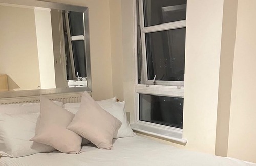 Royal Docks Apartment | Scenic 1 Bed room apartment near ExCeL London