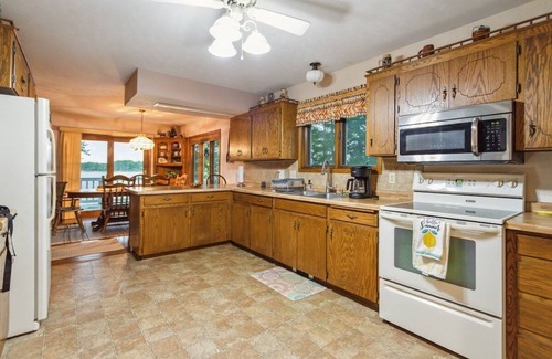 White Lake Cottage | Scenic 4BR Lake View Cottage