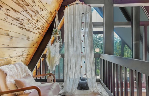Grass Valley Ski Chalet | Scenic A-frame - Hot Tub, Basketball Court, Treehouse, Outdoor theater!