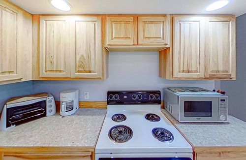 Frankfort Cottage | Scenic and updated stay near the lake with a firepit, & basketball court access