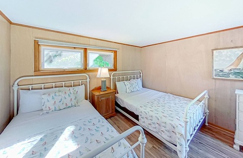 Frankfort Cottage | Scenic and updated stay near the lake with a firepit, & basketball court access