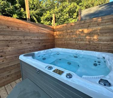 Quidi Vidi House | Scenic Bliss In Quidi Vidi Sleep4 New Hot Tub