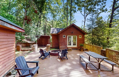 Horse Shoe House | Scenic cabins with fireplaces, children's items, W/D, and AC - dog-friendly
