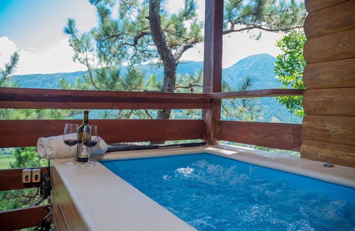 Jarabacoa Ski Chalet | Scenic Cozy and Romantic 2 Bedroom with Jacuzzi on the Balcony