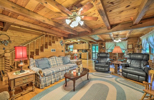 Highlands Cabin | Scenic Creekside Cabin w/Wraparound Porch!