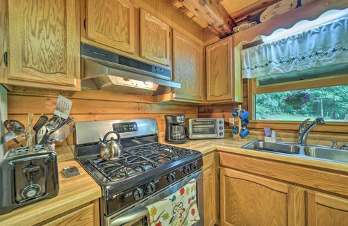 Highlands Cabin | Scenic Creekside Cabin w/Wraparound Porch!
