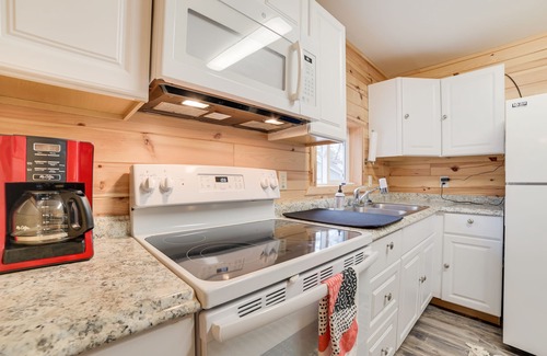 Oscoda Cottage | Scenic 'Evan's Hideaway' Steps to Lake Huron!
