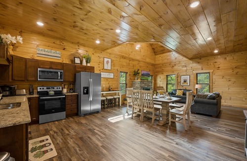 Sevierville Cabin | Scenic Fall Cabin HotTub Indoor Pool Pets OK