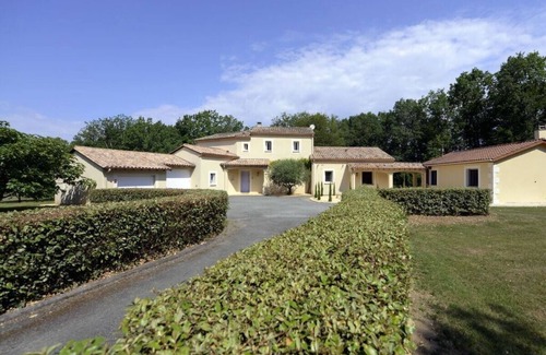 Beaumont-du-Perigord Villa | Scenic villa with swimming pool
