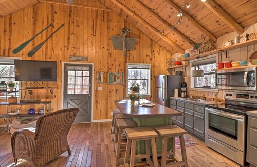 Higden Cabin | Scenic Greers Ferry Cabin w/Deck + Fire Pit!