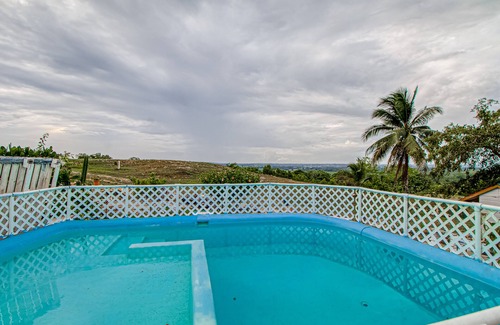 Georgeville Cabin | Scenic hilltop studio with shared plunge pool, kitchenette, AC, & WiFi