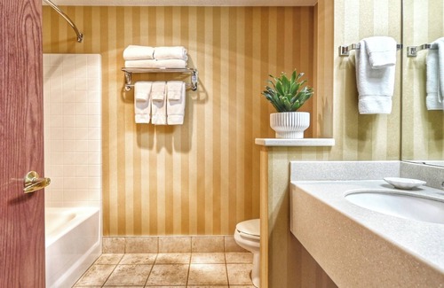 Pembine Hotel | Scenic Island Escape | Pool, Golf & Trails Near Menominee River! Free Parking!