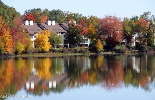 Lake Harmony Condo | Scenic Lakefront Condo – Convenient to Jim Thorpe & Hickory Run Hiking