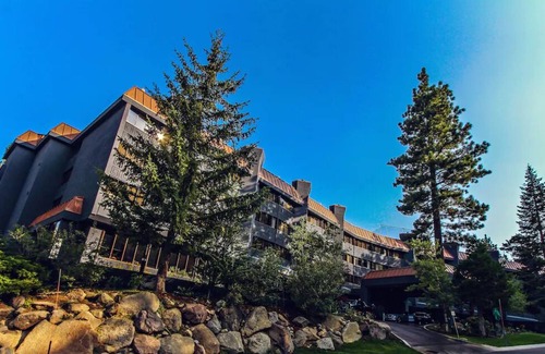 South Lake Tahoe Hotel | Scenic Lakeview Retreat: Heated Pool, Rooftop Tennis, Free Parking