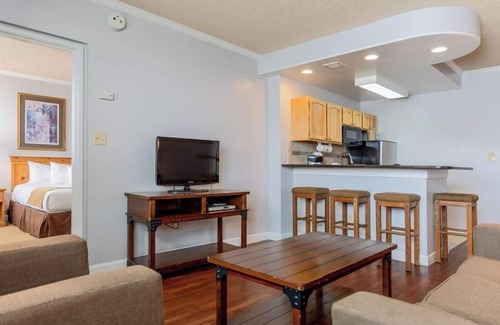 Steamboat Springs Apartment | Scenic Mountain Retreat! 3 Amazing Rooms w/Kitchen | Pool + Free Parking