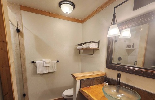 Mammoth Lakes Hotel | Scenic Mountain Escape Room Near Sherwin Lakes Trails, Perfect for Pet Owners